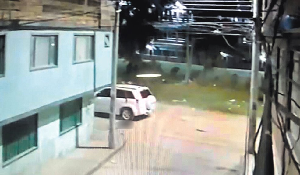 EN VIDEO: Momento exacto en el que asesinan a un hombre en La Alquería En video quedó registrado el momento en el que asesinan a un hombre en el barrio Alquería La Fragua. El cuerpo de la víctima permaneció tendido en vía pública hasta que fue encontrado por policías que patrullaban la zona. Los atacantes huyeron en un vehículo.
