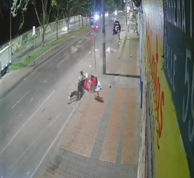 EN VIDEO: Motociclista embistió a una familia que llevaba su bebé en coche 1 EN VIDEO: Motociclista embistió a una familia que llevaba su bebé en coche Las cámaras de seguridad de una calle en la localidad de Bosa captaron el impactante momento en el que un motociclista arrolla a un hombre y una mujer junto a su bebé recién nacido.