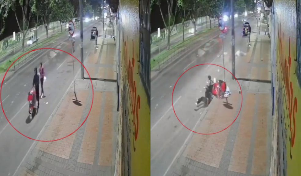 EN VIDEO: Motociclista embistió a una familia que llevaba su bebé en coche Las cámaras de seguridad de una calle en la localidad de Bosa captaron el impactante momento en el que un motociclista arrolla a un hombre y una mujer junto a su bebé recién nacido.