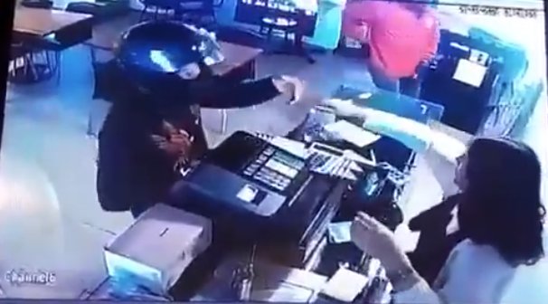 EN VIDEO: Nuevo robo a restaurante en Usaquén 2 EN VIDEO: Nuevo robo a restaurante en Usaquén Los robos a establecimientos comerciales no paran. Recientemente se dio a conocer a través de redes sociales un nuevo atraco al interior de un restaurante en Usaquén.