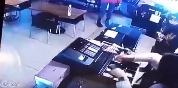 EN VIDEO: Nuevo robo a restaurante en Usaquén 1 EN VIDEO: Nuevo robo a restaurante en Usaquén Los robos a establecimientos comerciales no paran. Recientemente se dio a conocer a través de redes sociales un nuevo atraco al interior de un restaurante en Usaquén.