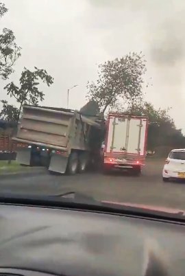 EN VIDEO: Peligrosa pelea de vehículos de carga terminó en fuerte accidente 2 EN VIDEO: Peligrosa pelea de vehículos de carga terminó en fuerte accidente El conductor de un camión tipo turbo y el conductor de una volqueta tuvieron una imprudente pelea en plena Avenida Boyacá. La intolerancia causó un fuerte accidente.