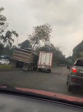 EN VIDEO: Peligrosa pelea de vehículos de carga terminó en fuerte accidente 1 EN VIDEO: Peligrosa pelea de vehículos de carga terminó en fuerte accidente El conductor de un camión tipo turbo y el conductor de una volqueta tuvieron una imprudente pelea en plena Avenida Boyacá. La intolerancia causó un fuerte accidente.