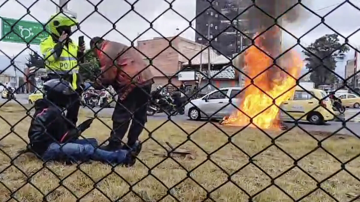 EN VIDEO: Queman la moto de presunto ladrón en Antonio Nariño 1 EN VIDEO: Queman la moto de presunto ladrón en Antonio Nariño En video quedó registrado el momento en el que ciudadanos retienen a un presunto ladrón y le queman la moto en la localidad de Antonio Nariño.