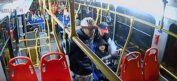 Ladrones que hurtaron a joven en Sitp fueron entregados a la Policía por sus padres Padres entregan a la justicia a dos de los menores de edad involucrados en el violento atraco en bus de TrasMilenio (Sitp).