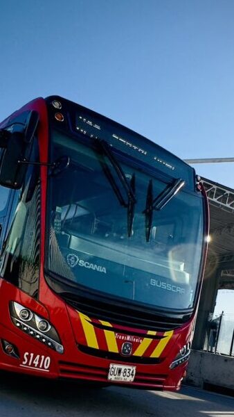 En medio de robo ladrón lanzó a una mujer de un TransMilenio en movimiento Denuncian que la mujer fue lanzada del vehículo en movimiento por un ladrón.