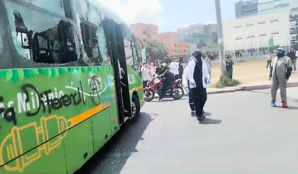Encapuchados vandalizan un bus del Sitp En medio de las manifestaciones que se han presentado la tarde de este miércoles en la Av. Villavicencio con Av. Gaitán Cortés encapuchados vandalizaron un bus de servicio público.