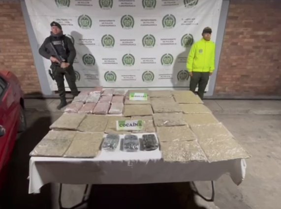 Encuentran 29 kilos de droga en un parqueadero de Soacha En las últimas horas, la Policía Metropolitana de Soacha logró la incautación de más de 15 millones de pesos en estupefacientes, que estaban ocultos en el interior de un vehículo destinado a su distribución en el municipio.