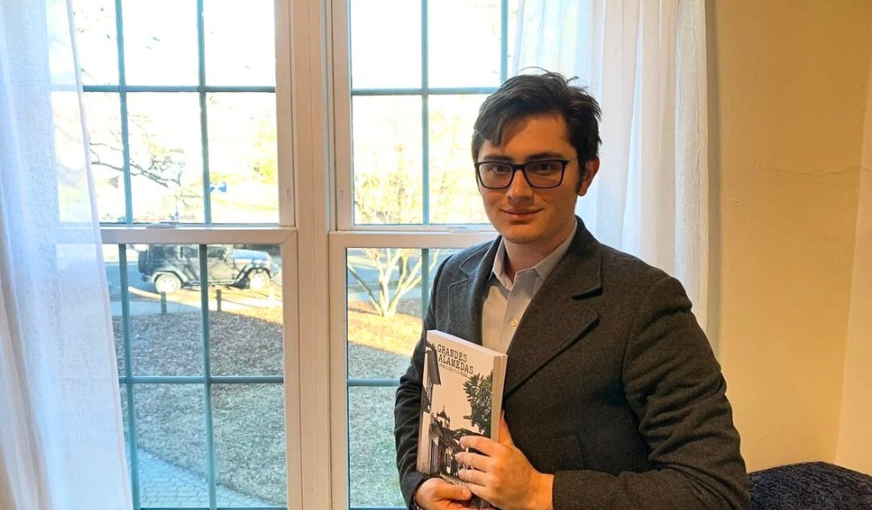 Pablo Trujillo hace una reflexión sobre la realidad latinoamericana a través de su nuevo libro Pablo Trujillo habló sobre su novela "Grandes Alamedas: Entre el Cielo y la Tiranía", la cual retrata la lucha de un exiliado por reconstruir la historia de su país, sumido en el abuso de poder.
