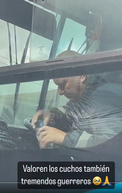 Este es Luis, el conductor del Sitp que se hizo viral por 'refrescarse' mientras trabajaba En las últimas horas, se ha vuelto viral el video de un conductor del Sitp que en medio de su jornada laboral decide pegarse una 'refrescadita' con agua para culminar su ruta. Esta es su historia de vida.