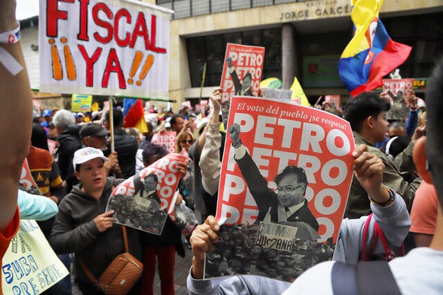 Estos son los puntos de concetración y calles inhabilitadas por la elección de fiscal en Bogotá Para hoy, nuevamente se convocaron manifestaciones en varios puntos de la capital por la elección de la nueva fiscal general que tendrá que realizar la Corte Suprema de Justicia. Estos son los puntos de encuentro y las calles que estarán custodiadas por las autoridades.