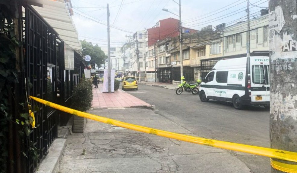 Expolicía resultó herido tras intento de robo en Galerías 9 Expolicía resultó herido tras intento de robo en Galerías Un nuevo hecho de inseguridad se presentó la tarde de este miércoles a la altura de la calle 52 con carrera 25, en el sector de Galerías, donde un expolicía resultó herido en medio de un intento de hurto.