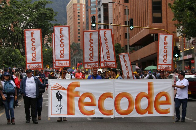 Fecode anuncia movilización en la Corte Suprema tras escándalo por campaña de Petro Luego de que la Federación Colombiana de Educadores (Fecode) quedara en el ojo del huracán de las autoridades judiciales por las presuntas irregularidades en la financiación de la campaña de Petro Presidente, el magisterio anunció la realización de protestas para la próxima semana.