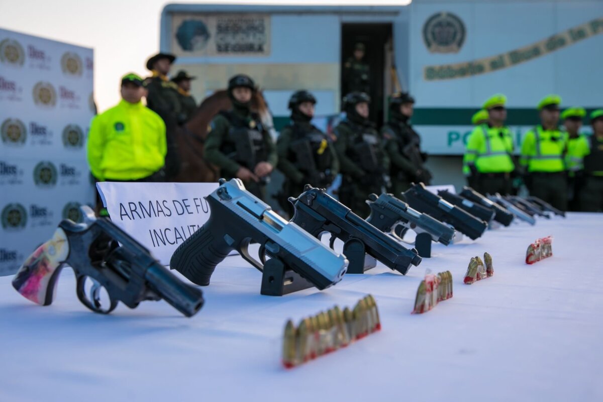 Galán anuncia nuevas medidas para combatir la inseguridad en Bogotá 1 Galán anuncia nuevas medidas para combatir la inseguridad en Bogotá Con el fin de combatir los delitos de hurto, extorsión, tráfico de estupefacientes y homicidios, 700 uniformados estarán custodiando Bogotá.