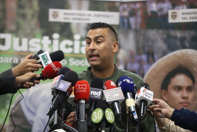 Gobierno declara emergencia carcelaria por violencia contra guardias del Inpec Tras una ola de violencia que ha dejado un saldo, hasta ahora, de dos dragoneantes del Instituto Nacional Penitenciario y Carcelario (Inpec) asesinados en 2024, el consejo directivo del Instituto resolvió declarar la emergencia carcelaria en todo el país.