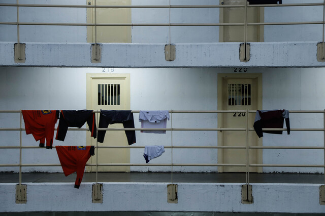 Gobierno declara emergencia carcelaria por violencia contra guardias del Inpec Tras una ola de violencia que ha dejado un saldo, hasta ahora, de dos dragoneantes del Instituto Nacional Penitenciario y Carcelario (Inpec) asesinados en 2024, el consejo directivo del Instituto resolvió declarar la emergencia carcelaria en todo el país.