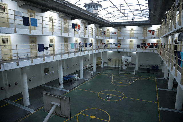 Gobierno declara emergencia carcelaria por violencia contra guardias del Inpec Tras una ola de violencia que ha dejado un saldo, hasta ahora, de dos dragoneantes del Instituto Nacional Penitenciario y Carcelario (Inpec) asesinados en 2024, el consejo directivo del Instituto resolvió declarar la emergencia carcelaria en todo el país.