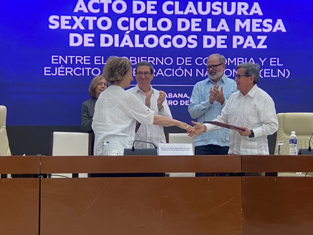 Gobierno y ELN acuerdan crear 'fondo multidonante' y parar secuestros 1 Gobierno y ELN acuerdan crear 'fondo multidonante' y parar secuestros El Gobierno y el ELN anunciaron este martes desde La Habana la creación de un fondo multidonante destinado al proceso de negociación, una decisión que surge aparejada al aviso de que el grupo guerrillero suspenderá los secuestros extorsivos.