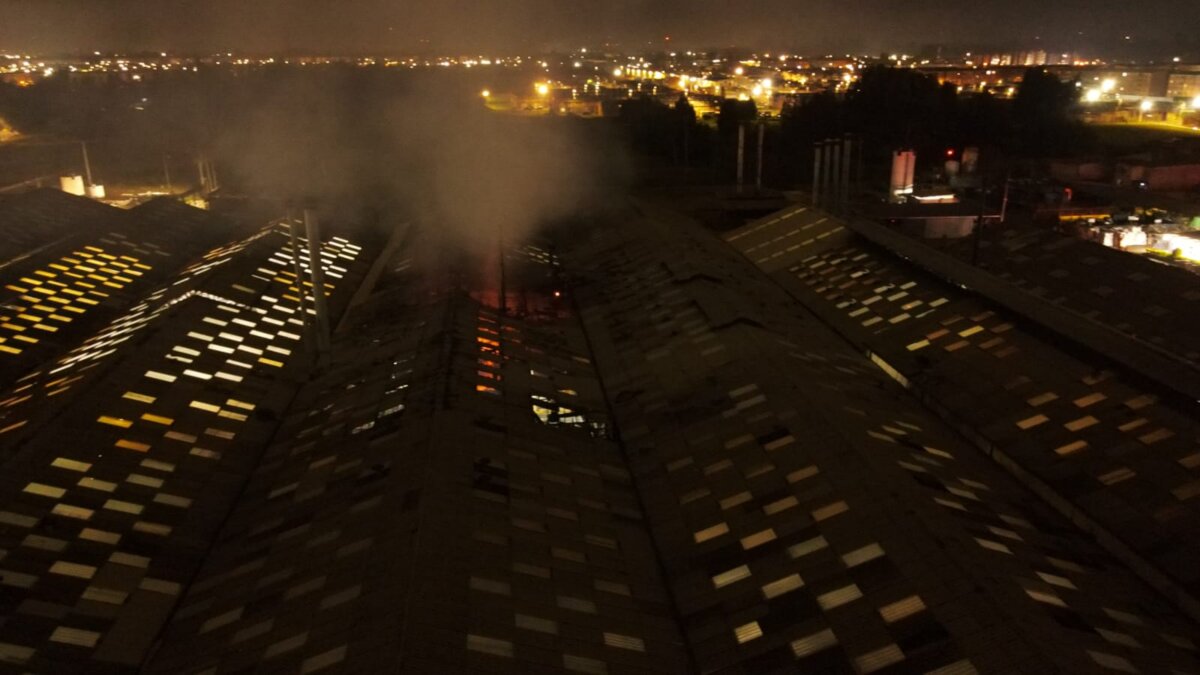 Grave incendio consumió una fábrica en Funza En horas de la noche de este domingo, los habitantes del municipio de Funza reportaron un voraz incendio en una fábrica de la empresa Grival.