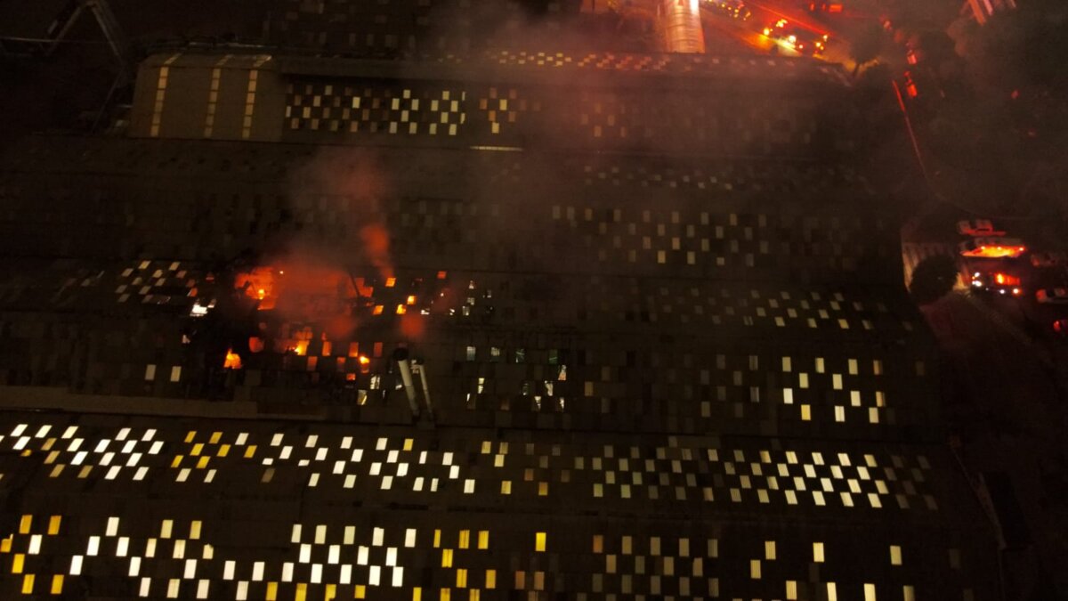 Grave incendio consumió una fábrica en Funza En horas de la noche de este domingo, los habitantes del municipio de Funza reportaron un voraz incendio en una fábrica de la empresa Grival.