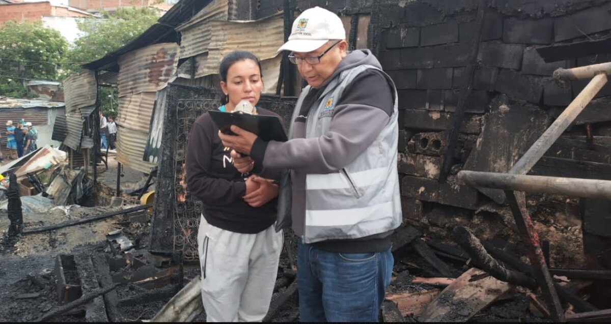 Habitantes de Ciudad Bolívar pasaron la noche a la intemperie tras fuerte incendio 1 Habitantes de Ciudad Bolívar pasaron la noche a la intemperie tras fuerte incendio Este domingo se presentó un fuerte incendio en el barrio Santa Viviana de Ciudad Bolívar, el cual consumió al menos 11 viviendas y dejó a dos personas heridas.
