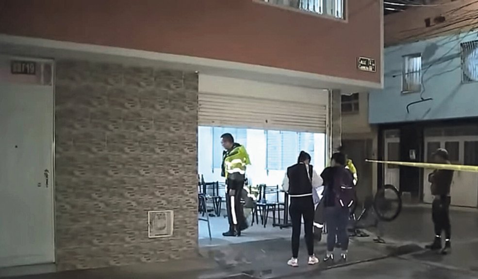 Henry, la víctima mortal de ataque a bala en un bar de Bosa 1 Henry, la víctima mortal de ataque a bala en un bar de Bosa A plena luz del día de este martes, en el barrio Villa Emma, un sujeto acabó con la vida de un hombre de 34 años y dejó lesionado a otro, tras haber ingresado a un bar a donde, de manera indiscriminada, empezó a disparar a los presentes.