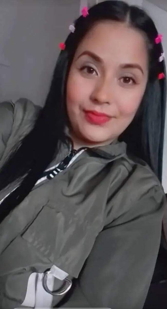 Hombre denuncia que su hija desapareció junto a la madre hace 4 años y las autoridades no actúan 2 Hombre denuncia que su hija desapareció junto a la madre hace 4 años y las autoridades no actúan Camilo Beltrán es el padre de una menor que se encuentra desaparecida desde el año 2020, luego de que se la entregara a la madre de la niña para que compartiera con ella. El hombre denuncia que las autoridades aún no actúan ni agilizan la búsqueda.