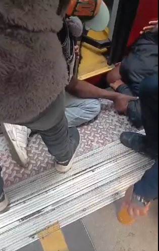Hombre quedó con la cabeza atrapada en una estación de TransMilenio: esta fue la razón En redes sociales se hizo viral un video en el que la cabeza de un hombre quedó atascada entre una estación y un bus articulado. TransMilenio explicó cuál fue la causa.