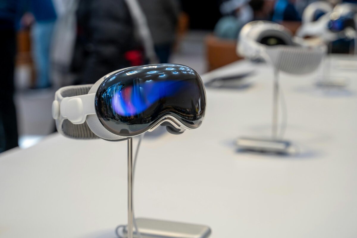 Hombre se subió a TransMilenio con gafas de 15 millones 2 Hombre se subió a TransMilenio con gafas de 15 millones Un hombre se subió a Transmilenio con las recién salidas Apple Vision Pro que cuestan unos 15 millones de pesos colombianos. Las personas a su alrededor se mostraron sorprendidas al ver cómo se utilizaban.