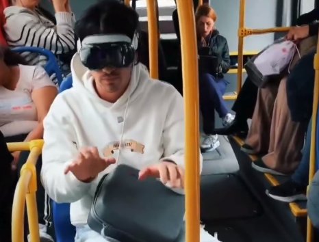 Hombre se subió a TransMilenio con gafas de 15 millones 3 Hombre se subió a TransMilenio con gafas de 15 millones Un hombre se subió a Transmilenio con las recién salidas Apple Vision Pro que cuestan unos 15 millones de pesos colombianos. Las personas a su alrededor se mostraron sorprendidas al ver cómo se utilizaban.
