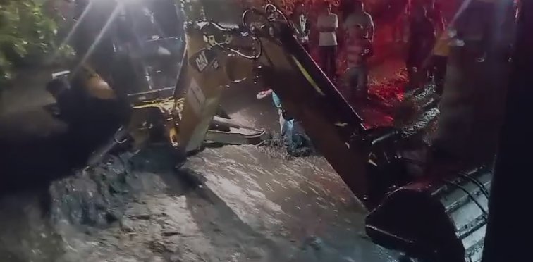 Impactante creciente súbita arrastró a un vehículo en el que se movilizaban dos personas 2 Impactante creciente súbita arrastró a un vehículo en el que se movilizaban dos personas En la noche de este martes, autoridades y rescatistas unieron esfuerzos para salvar la vida de dos personas que fueron arrastradas junto a su vehículo por una creciente súbita de quebrada.
