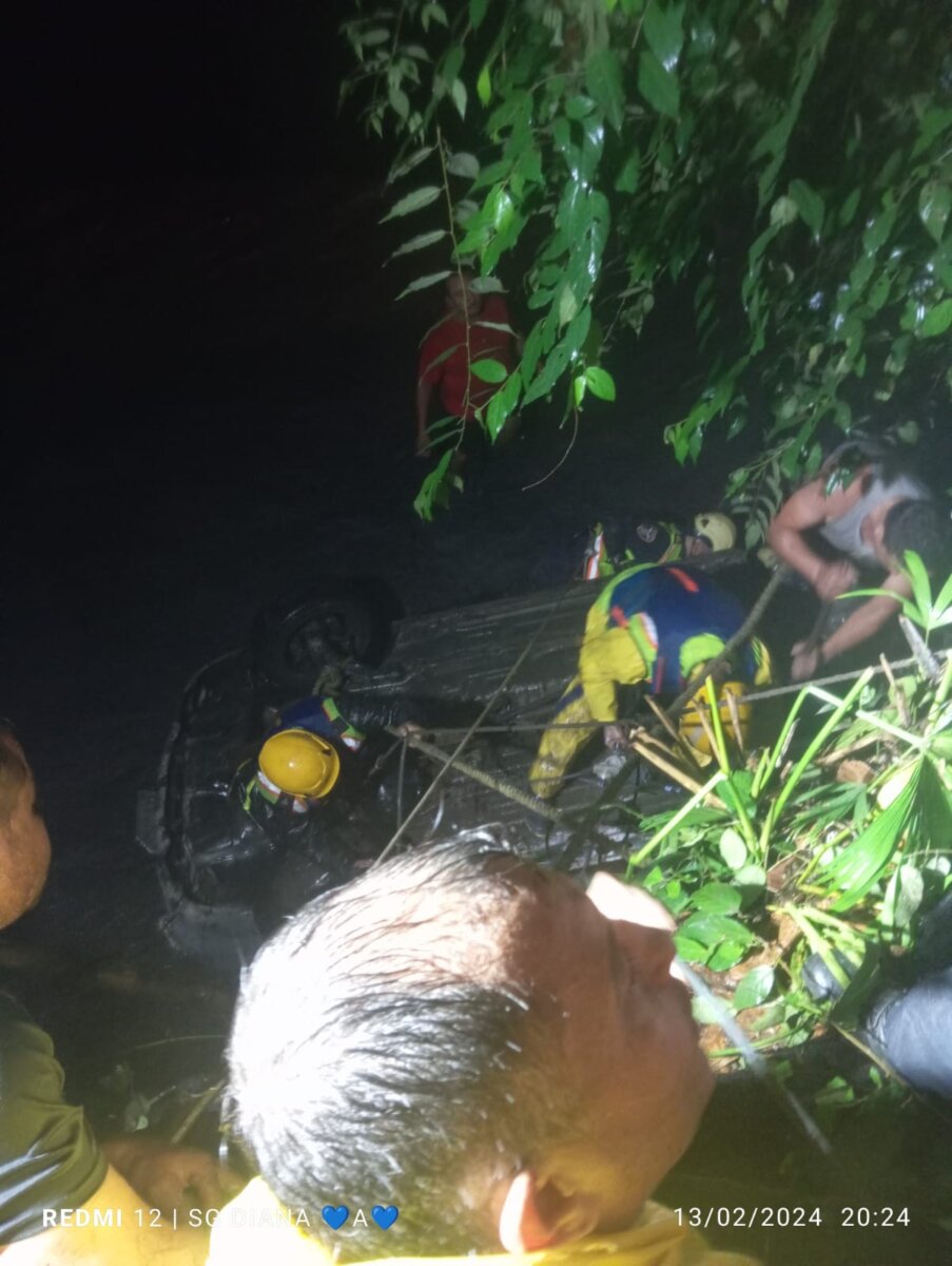 Impactante creciente súbita arrastró a un vehículo en el que se movilizaban dos personas 1 Impactante creciente súbita arrastró a un vehículo en el que se movilizaban dos personas En la noche de este martes, autoridades y rescatistas unieron esfuerzos para salvar la vida de dos personas que fueron arrastradas junto a su vehículo por una creciente súbita de quebrada.