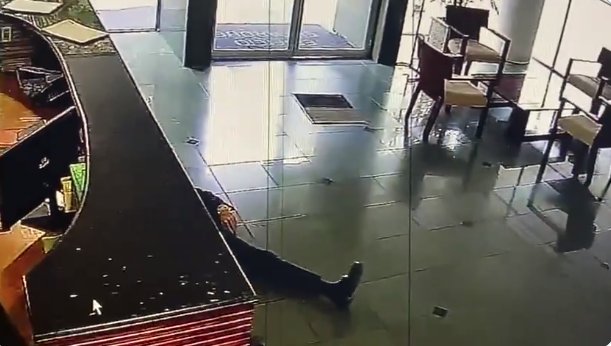 Impactantes imágenes de los últimos segundos de vida del empresario Roberto Franco El nuevo video que se conoció deja ver a Roberto caminado a pesar de estar herido y luego cuando se desploma.
