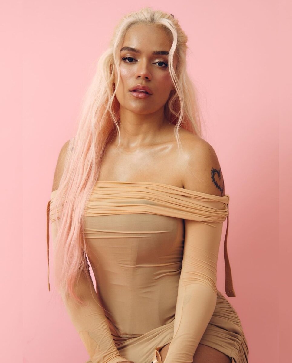 Karol G "regaña" a mamá por exponer a su hija a una de sus canciones explícitas La estrella colombiana Karol G, ha dejado a sus fans contentos en los diferentes shows que ha hecho con su gira "mañana será bonito". Sin embargo, durante su presentación más reciente en México quedo sorprendida al escuchar que el pedido de una pequeña era cantar 'Gatubela'.