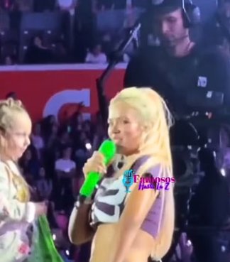 Karol G "regaña" a mamá por exponer a su hija a una de sus canciones explícitas La estrella colombiana Karol G, ha dejado a sus fans contentos en los diferentes shows que ha hecho con su gira "mañana será bonito". Sin embargo, durante su presentación más reciente en México quedo sorprendida al escuchar que el pedido de una pequeña era cantar 'Gatubela'.