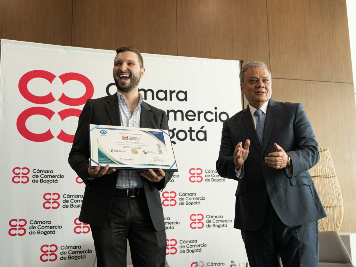 La Cámara de Comercio de Bogotá celebra la inclusión y el liderazgo Este reconocimiento pone de relieve el compromiso de la CCB con la inclusión y la diversidad, convirtiéndola en la primera Cámara de Comercio en Colombia en recibir tal distinción.