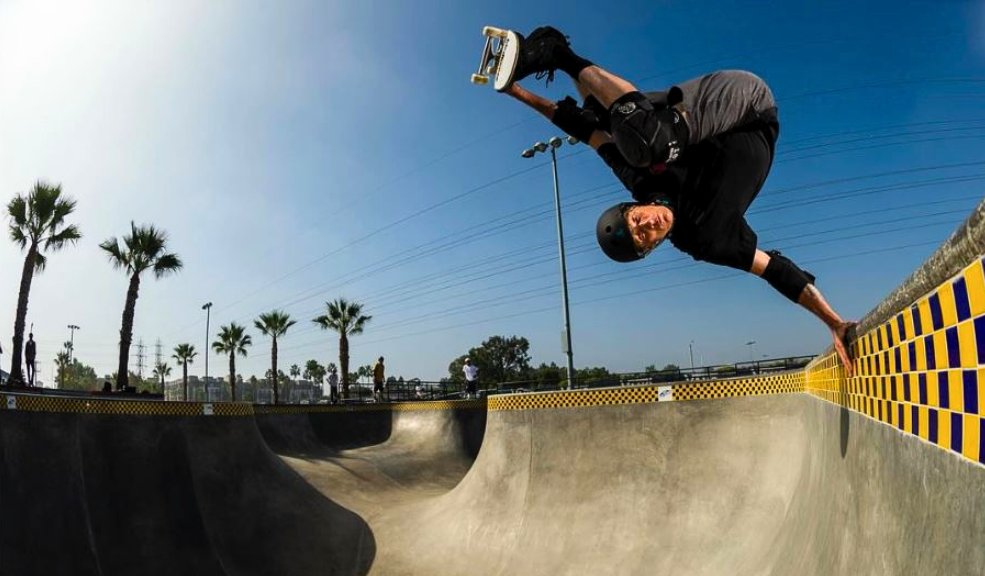 La leyenda del skateboarding, Tony Hawk, está en Colombia El célebre patinador estadounidense visitó Medellín por cuestiones de salud, pero también aprovechó para probarse con jóvenes talentos del skateboarding en un parque de esa ciudad. Así fue la experiencia.