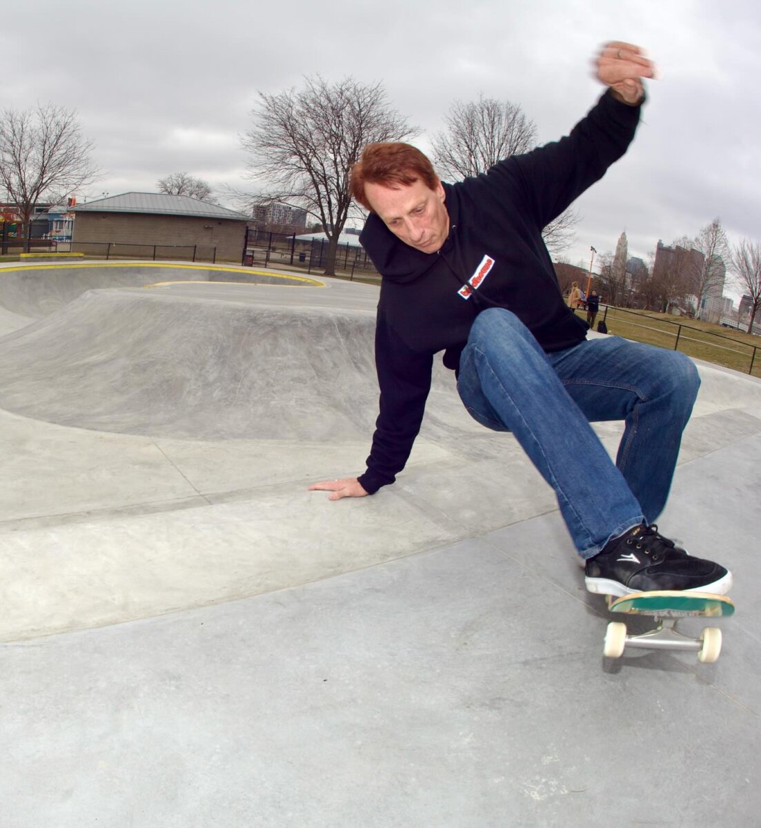 La leyenda del skateboarding, Tony Hawk, está en Colombia El célebre patinador estadounidense visitó Medellín por cuestiones de salud, pero también aprovechó para probarse con jóvenes talentos del skateboarding en un parque de esa ciudad. Así fue la experiencia.