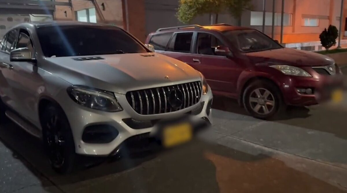 Ladrones fueron capturados tras robar un carro en Puente Aranda La Policía Nacional logró capturar en Puente Aranda a un hombre y una mujer que acababan de robarle un vehículo a un ciudadano.