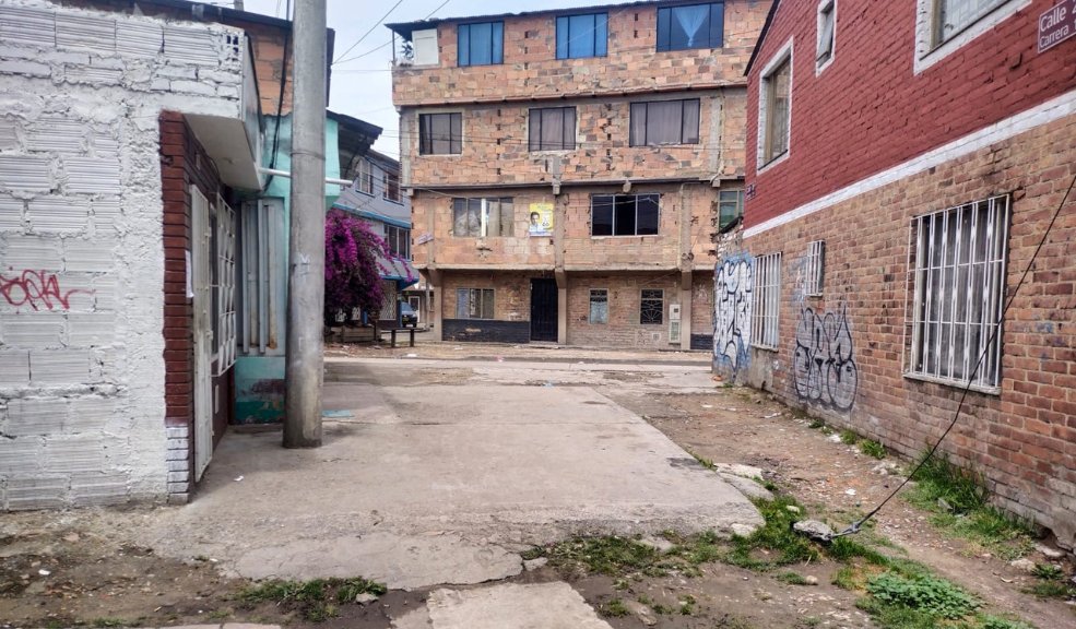 Lloran la muerte de menor de 17 años en Soacha Con un acto simbólico que se realizó la noche de este lunes, los familiares, amigos y vecinos de un joven de 17 años le rindieron un homenaje tras el crimen que se cometió a pocos metros de donde vivía el muchacho, en el barrio Ciudad Latina (Soacha).