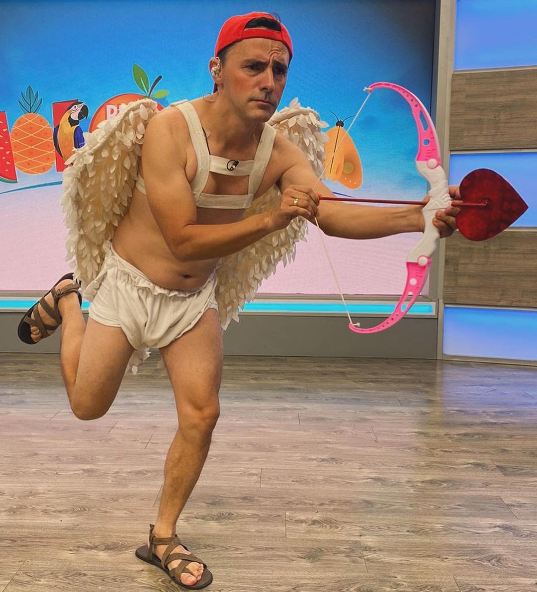 Luchito salió en 'paños menores' en televisión y enamoró a más de una 1 Luchito salió en 'paños menores' en televisión y enamoró a más de una #ZonaRosa Luchito, el humorista que alegra las mañanas en Tropicana, sorprendió en San Valentín al llegar al set de 'Buen Día Colombia' en 'paños menores' disfrazado de Cupido.