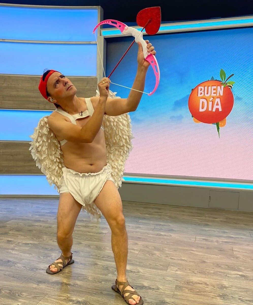 Luchito salió en 'paños menores' en televisión y enamoró a más de una 3 Luchito salió en 'paños menores' en televisión y enamoró a más de una #ZonaRosa Luchito, el humorista que alegra las mañanas en Tropicana, sorprendió en San Valentín al llegar al set de 'Buen Día Colombia' en 'paños menores' disfrazado de Cupido.