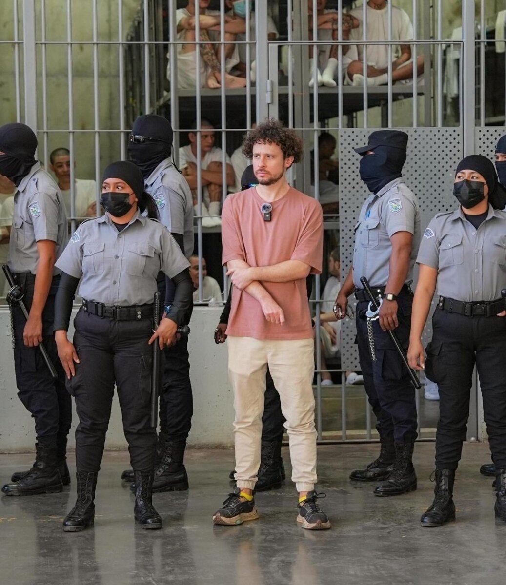 Luisito Comunica estuvo en la 'cana'. ¿Qué le pasó? Luisito Comunica en su cuenta de YouTube dio a conocer un mini-documental donde se puede observar la famosa megacárcel construida en el Salvador por Bukele.