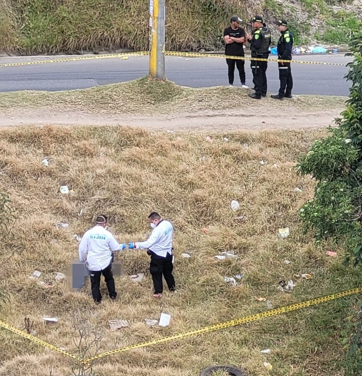 Macabro hallazgo en invasión de Ciudad Bolívar 1 Macabro hallazgo en invasión de Ciudad Bolívar Recientemente se conoció que en la localidad de Ciudad Bolívar se registró el homicidio de una persona de sexo masculino. El espeluznante suceso se dio en el sector de la Estrella, en la invasión conocida como República de Venezuela.