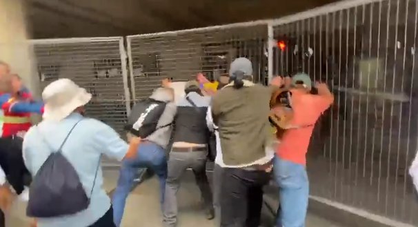 EN VIDEO: Manifestantes intentaron ingresar a la Corte Suprema de Justicia 1 EN VIDEO: Manifestantes intentaron ingresar a la Corte Suprema de Justicia Tras conocerse la noticia de que la Corte Suprema de Justicia no eligió a ninguna de las fiscales que reemplazaría al fiscal Barbosa, manifestantes intentaron ingresar de forma violenta al recinto.