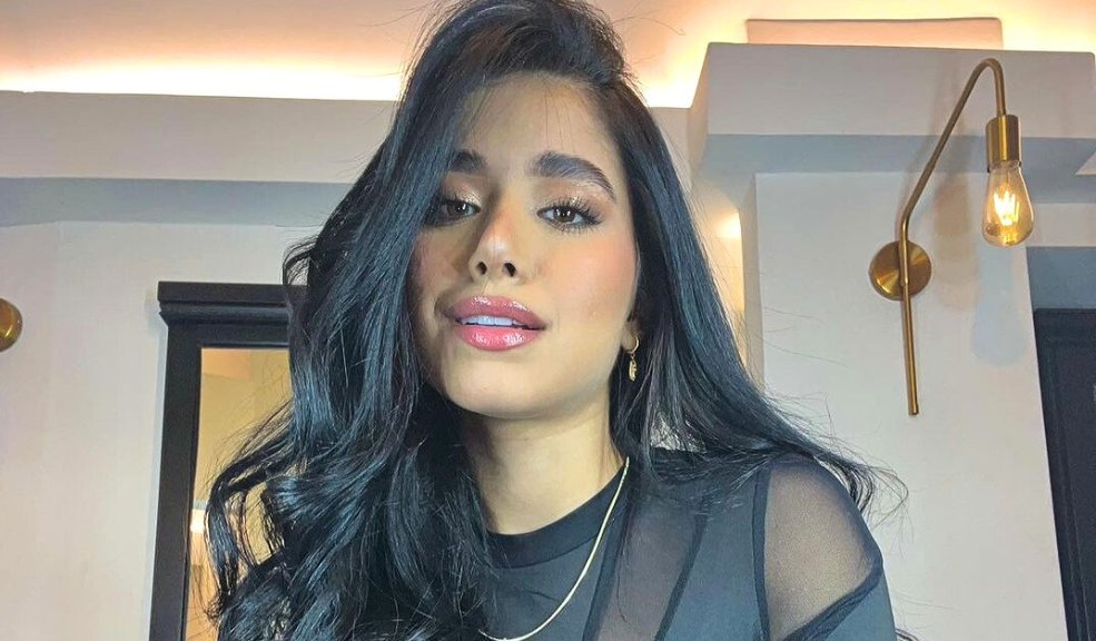 "Más joven el papá que el marido": le hacen bullying a la novia de Jhonny Rivera Jenny López, la novia de Jhonny Rivera, publicó en sus redes sociales una foto con su papá y le llovieron críticas, pues muchos aseguran que se ve más joven que el cantante.