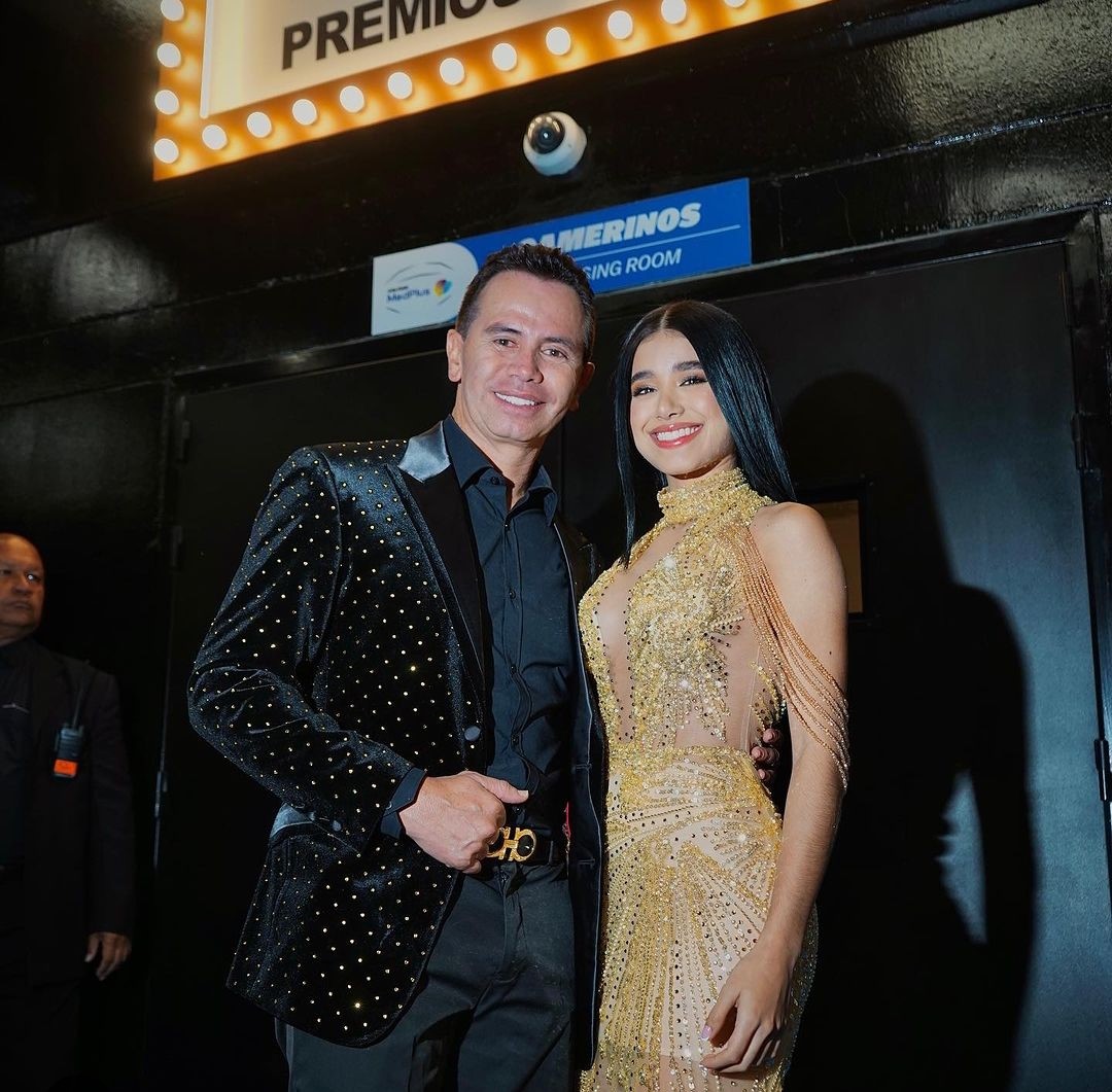 "Más joven el papá que el marido": le hacen bullying a la novia de Jhonny Rivera Jenny López, la novia de Jhonny Rivera, publicó en sus redes sociales una foto con su papá y le llovieron críticas, pues muchos aseguran que se ve más joven que el cantante.