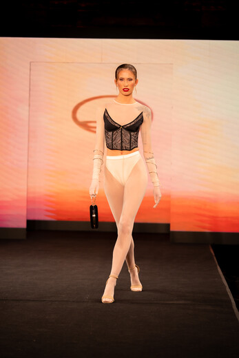 Moda íntima colombiana se tomó el New York Fashion Week La moda colombiana se tomó el New York Fashion Week 2024 cuando Santísimas presentó ‘Eclipse’, su nueva colección de ropa interior.