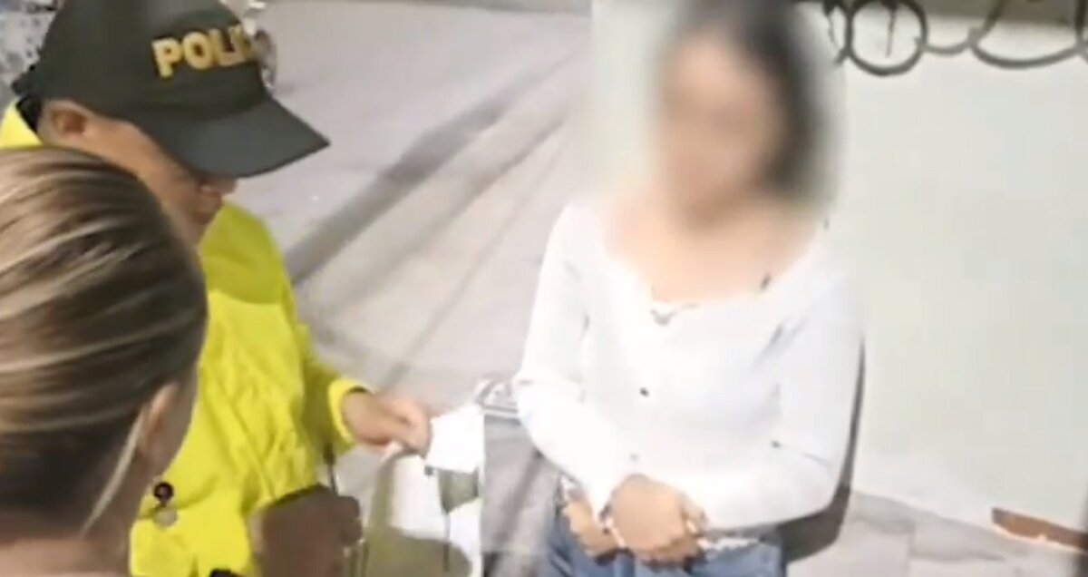 Mujer fue capturada por grabar videos sexuales con su hijo de 3 años 1 Mujer fue capturada por grabar videos sexuales con su hijo de 3 años La mujer negociaba el contenido que grababa con el menor, quien padece autismo.