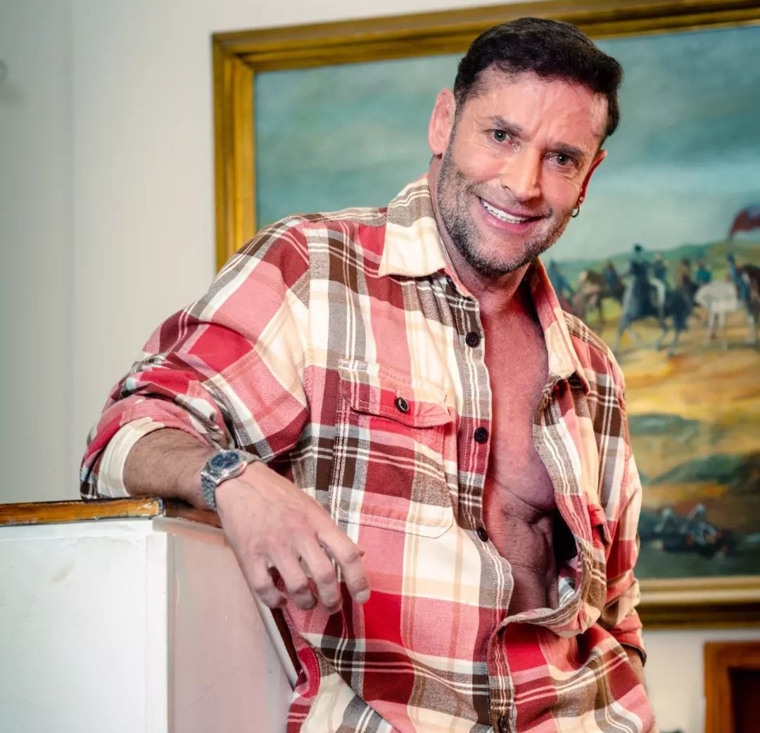 Naren confesó por qué peleó con 'La Segura' en ´La Casa de los Famosos' En la noche de este domingo, el actor de Naren Daryanani fue eliminado de 'La Casa de los Famosos'. Tras su salida le confesó a Q'HUBO la razón de su pelea con 'La Segura' y cómo fue el "complot" que lo habría sacado del reality.